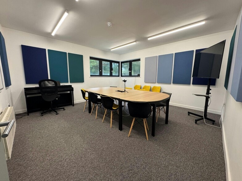 Bassett Av, Southampton for lease - Building Photo - Image 2 of 10