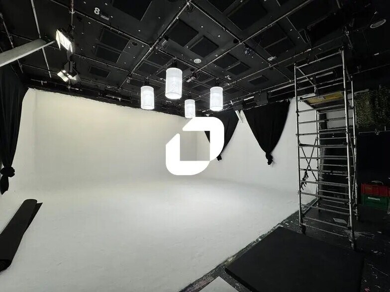 Office in Gentilly for lease - Interior Photo - Image 2 of 8