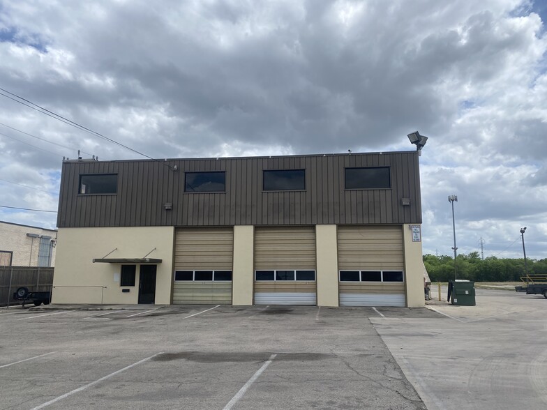 3020 E. Houston St.  San Antonio, Tx  78219, San Antonio, TX for sale - Building Photo - Image 1 of 1