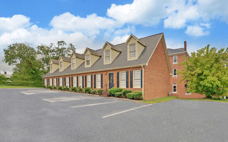 131 W Savannah St, Toccoa, GA for lease - Primary Photo - Image 1 of 35