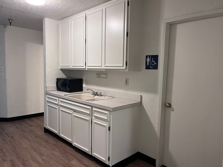 10814 Los Vaqueros Cir, Los Alamitos, CA for lease - Building Photo - Image 2 of 16