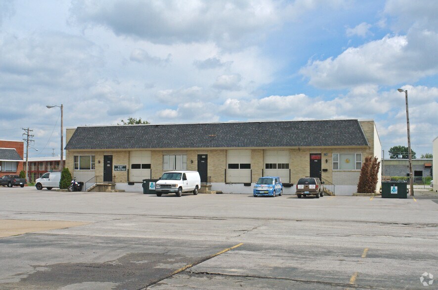 1746-1754 Chase Dr, Fenton, MO for sale - Primary Photo - Image 1 of 1