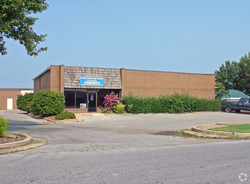 3061 N Market Ave, Fayetteville, AR for lease - Building Photo - Image 2 of 3