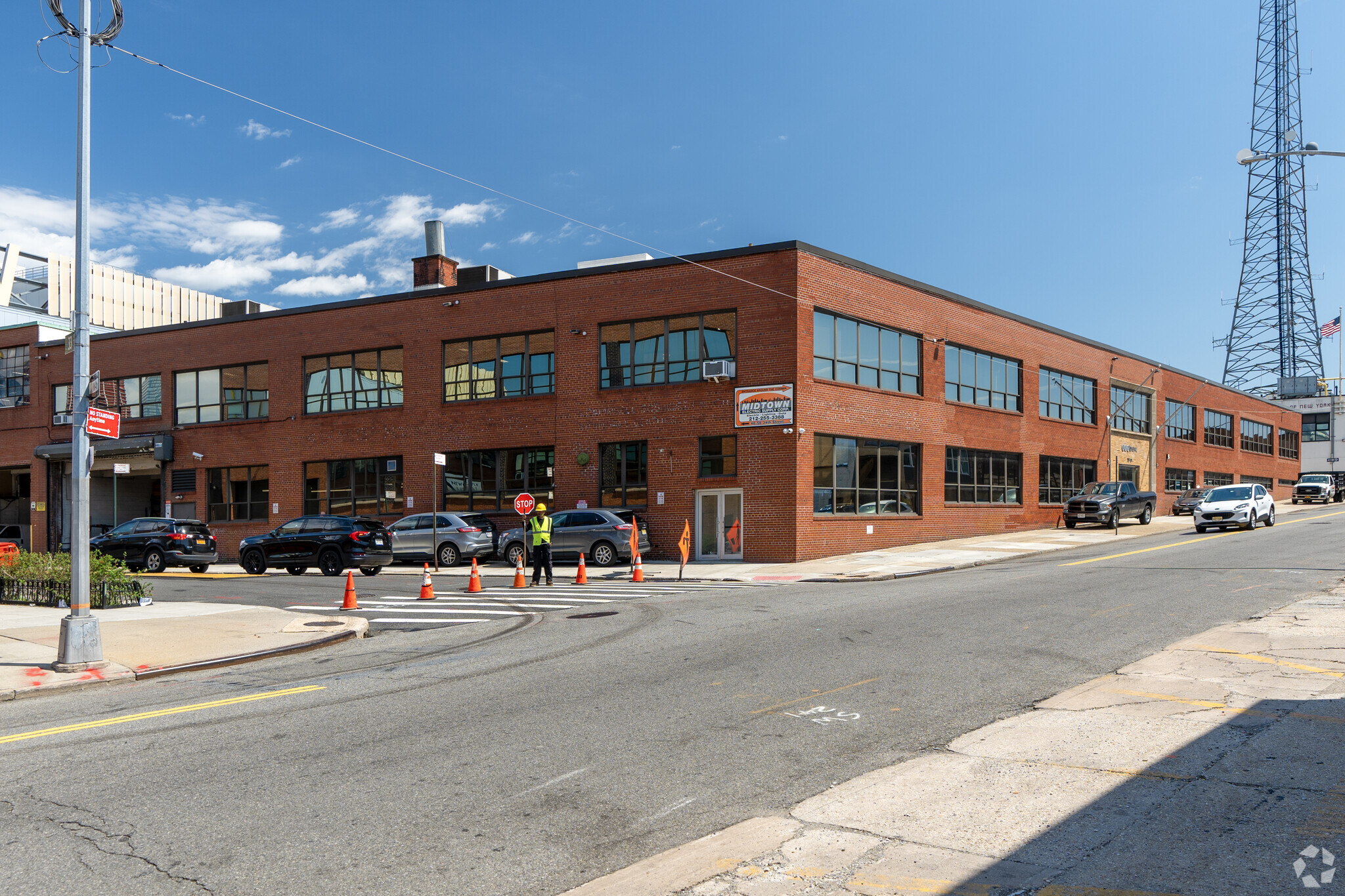 33-01 Hunters Point Ave, Long Island City, NY for lease Building Photo- Image 1 of 11