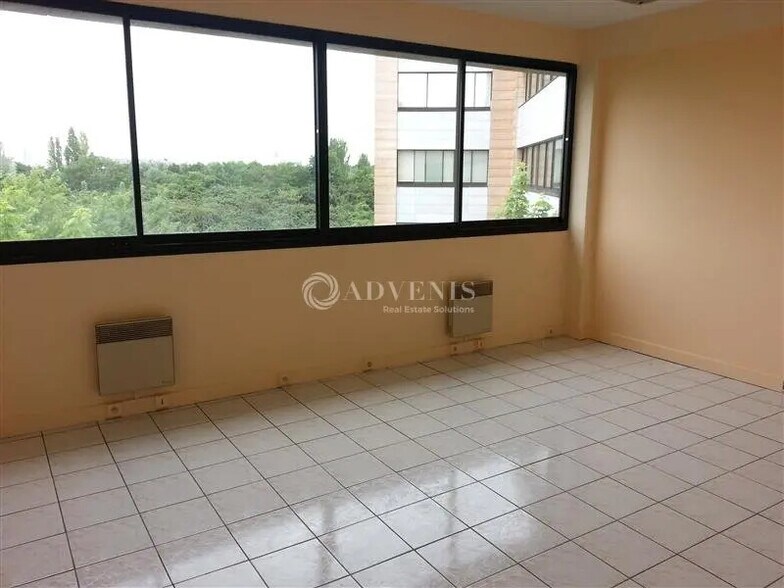 Office in Noisy-le-Grand for lease - Interior Photo - Image 3 of 5