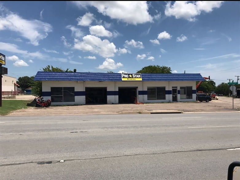 1428 S Valley Mills Dr, Waco, TX 76711