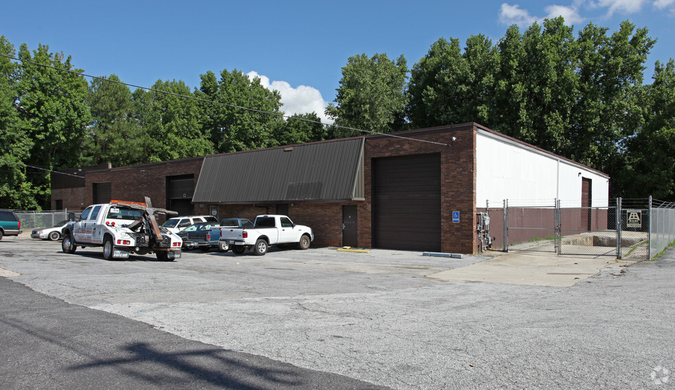 639 Cordell Dr, College Park, GA for lease - Primary Photo - Image 1 of 3