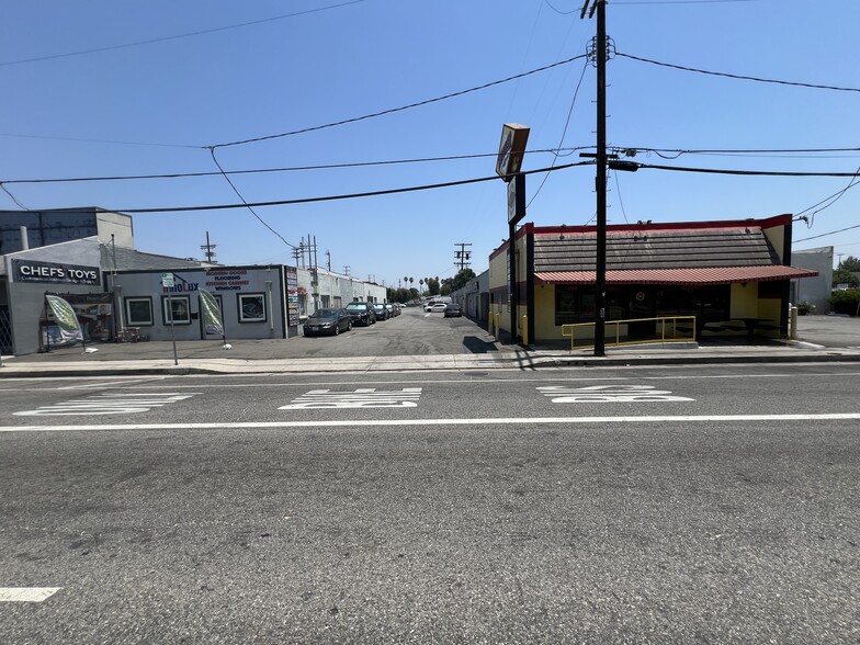 6162-6170 Sepulveda Blvd, Van Nuys, CA for sale - Building Photo - Image 1 of 1