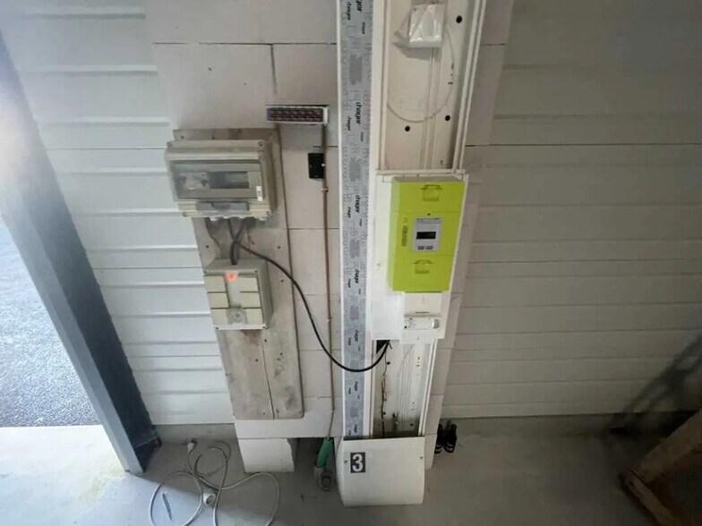 Flex in Beauvais for lease - Interior Photo - Image 3 of 7