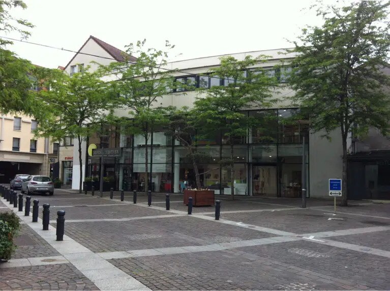 Retail in Montbéliard for lease - Building Photo - Image 1 of 4