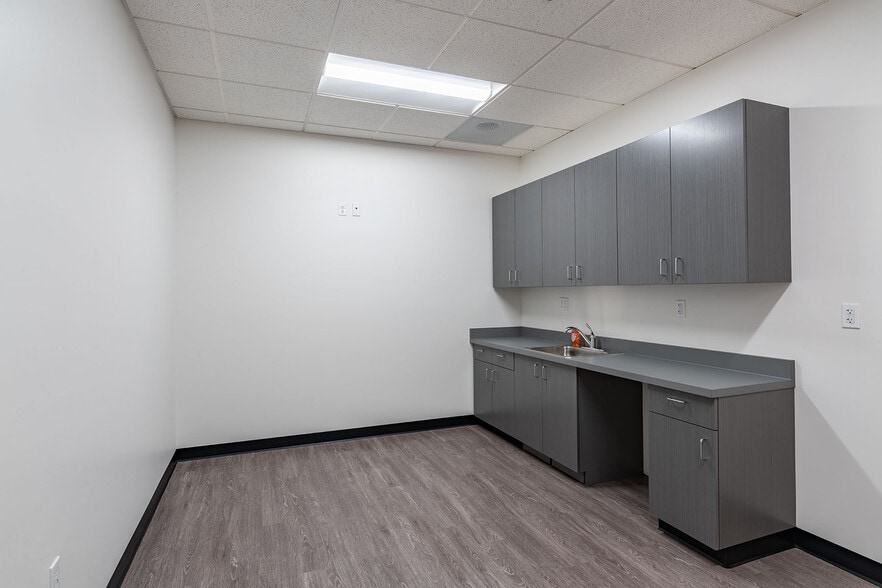 19295-19375 NE Riverside Pky, Portland, OR for lease - Building Photo - Image 3 of 6