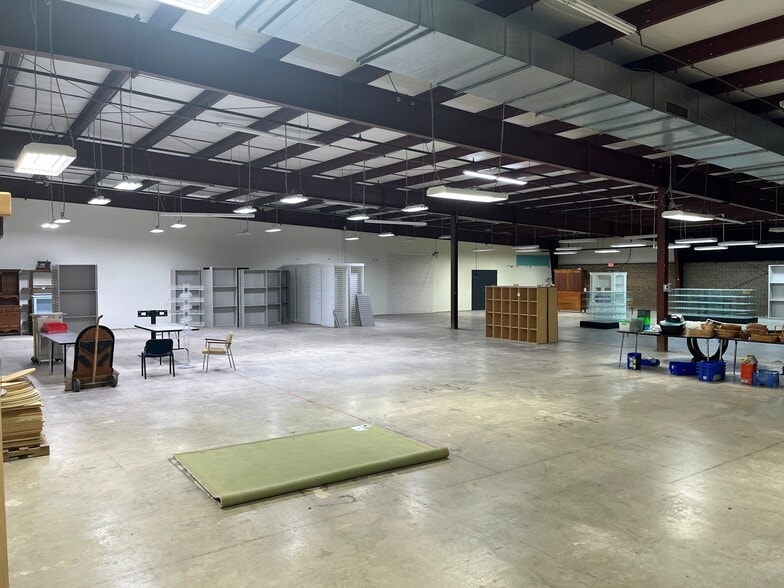 505 Aztec Dr, High Point, NC for sale - Building Photo - Image 3 of 12