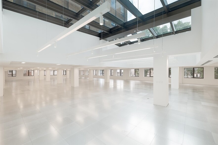 Berkeley Sq, London for lease - Interior Photo - Image 2 of 13