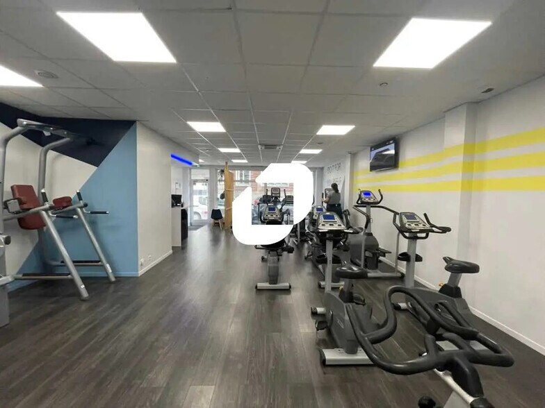 Retail in Malakoff for lease - Building Photo - Image 2 of 12