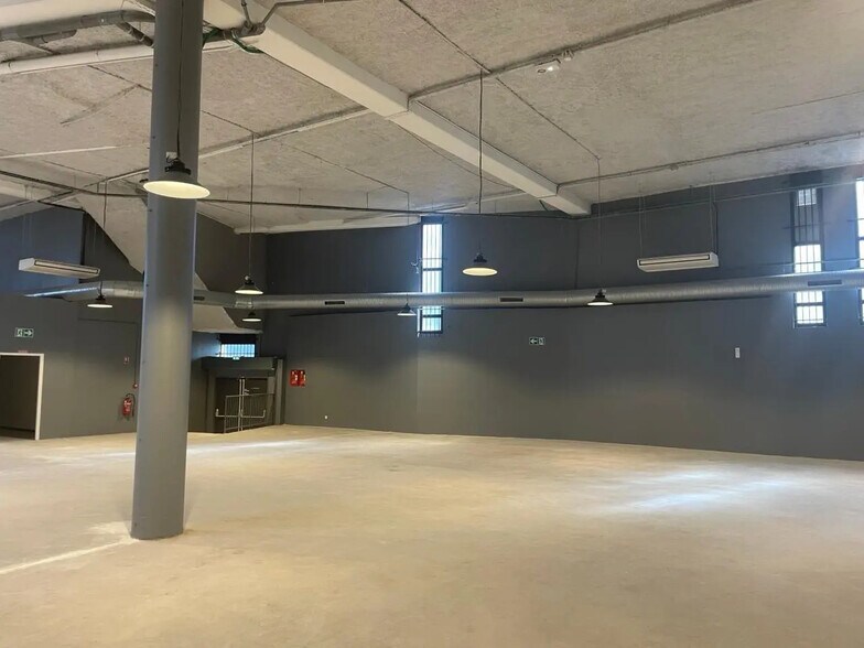 Flex in Saint-Denis for lease - Interior Photo - Image 3 of 15