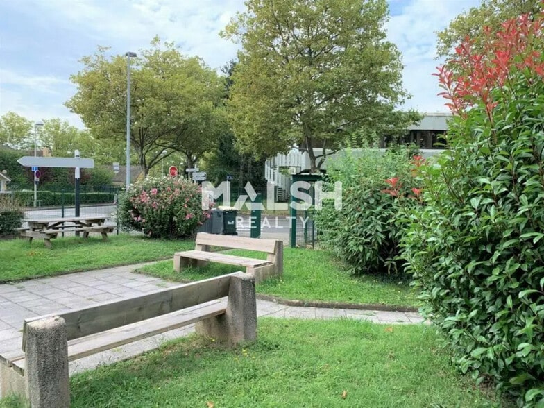 Office in Bron for lease - Building Photo - Image 2 of 12