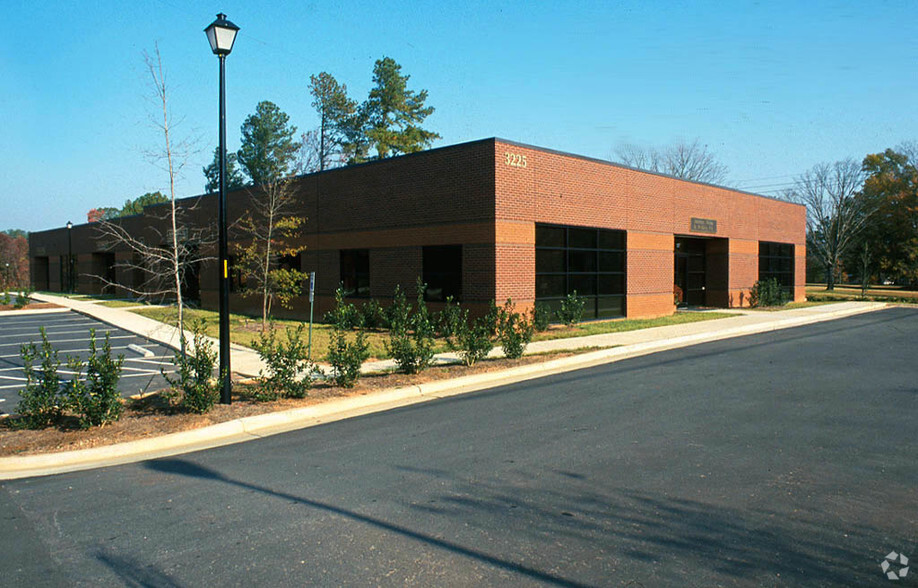 3225 Blue Ridge Rd, Raleigh, NC for lease - Building Photo - Image 2 of 21