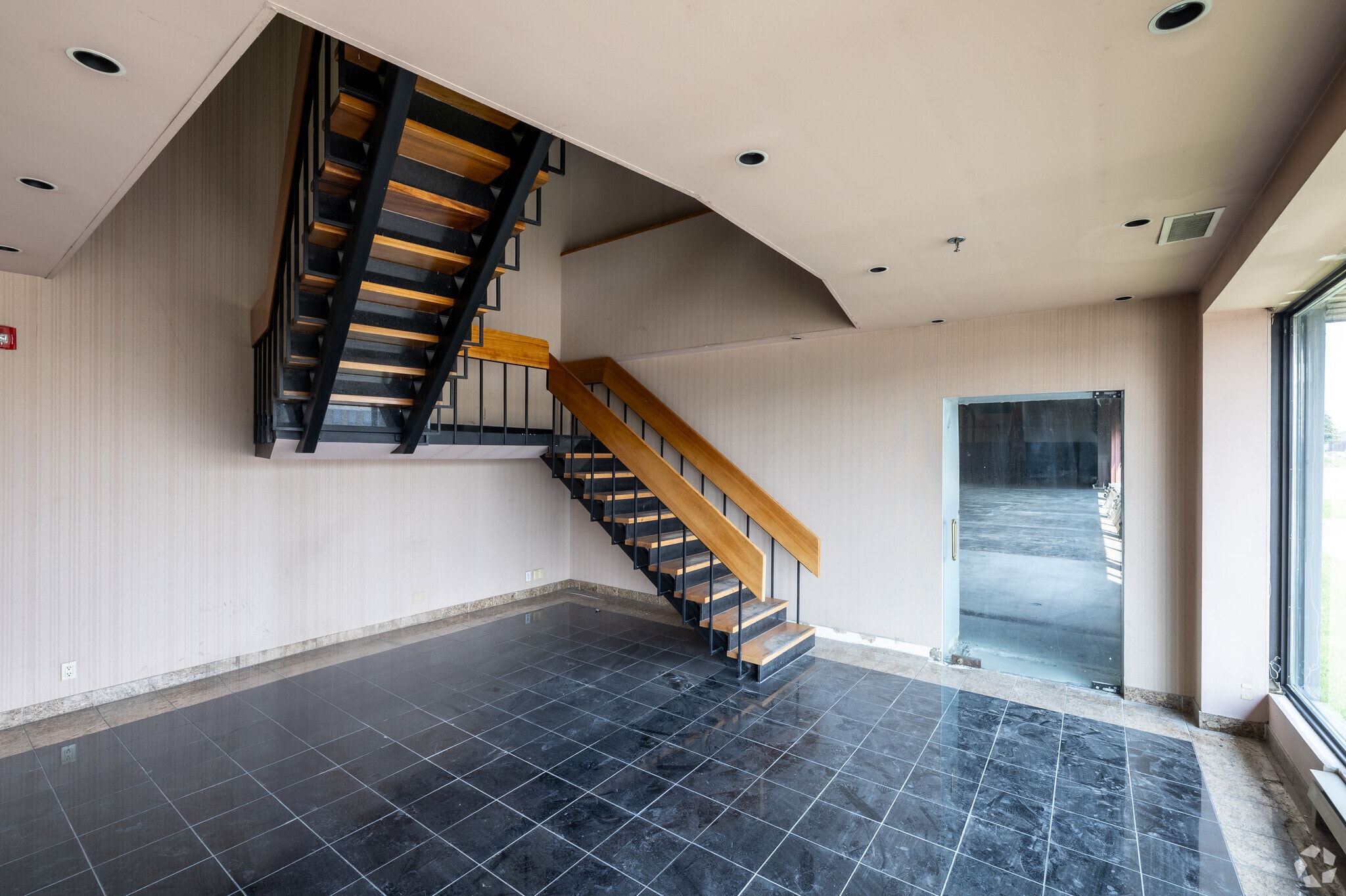 2000 Rue Halpern, Montréal, QC for lease Interior Photo- Image 1 of 11