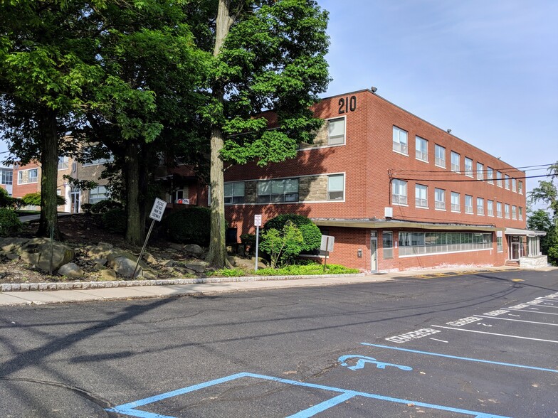 190-210 Sylvan Ave, Englewood Cliffs, NJ for lease - Building Photo - Image 3 of 4