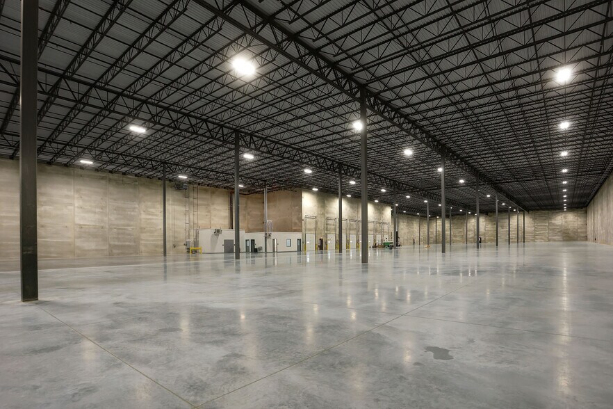 201 Center St, Hanover, PA for lease - Interior Photo - Image 2 of 3