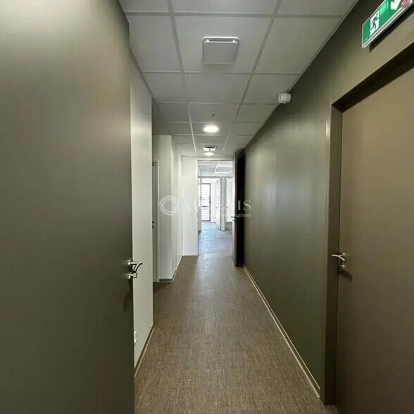 Office in  for lease - Interior Photo - Image 2 of 3