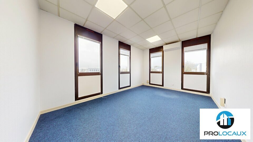 Office in Compiègne for lease Interior Photo- Image 1 of 13