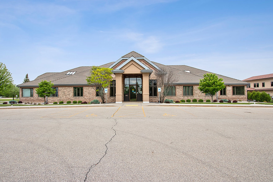 2450 Witzel Ave, Oshkosh, WI for lease - Primary Photo - Image 1 of 23