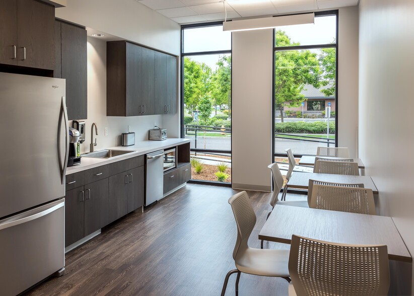 841 Ohare Pky, Medford, OR for lease - Interior Photo - Image 3 of 5