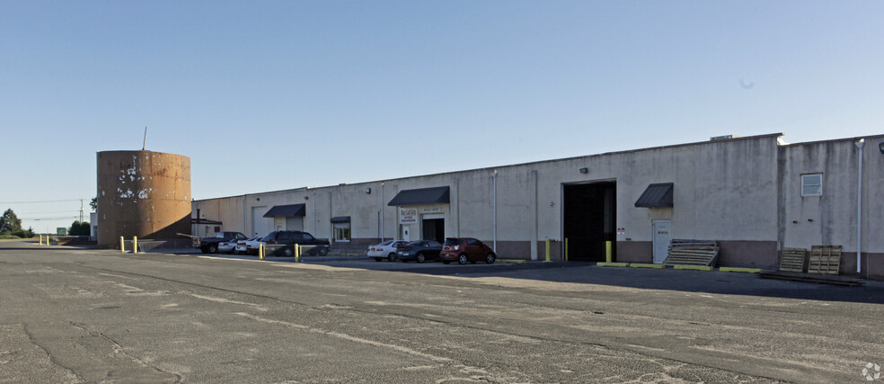 4195 Middle Country Rd, Calverton, NY for lease - Building Photo - Image 1 of 1