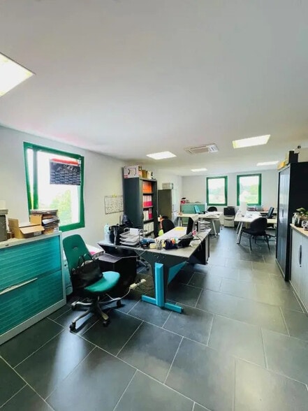 Office in Chavenay for lease - Interior Photo - Image 1 of 2