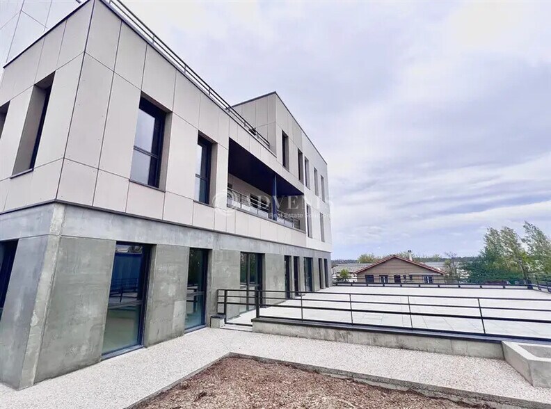 Office in Limas for lease - Building Photo - Image 3 of 4