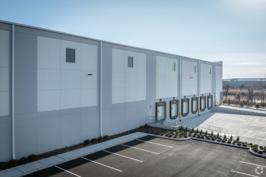 1200 Wall St W, Lyndhurst, NJ for lease - Building Photo - Image 1 of 3