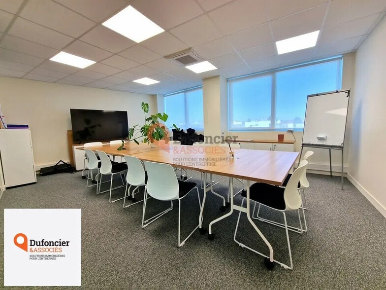 Office in Poitiers for lease - Building Photo - Image 3 of 10