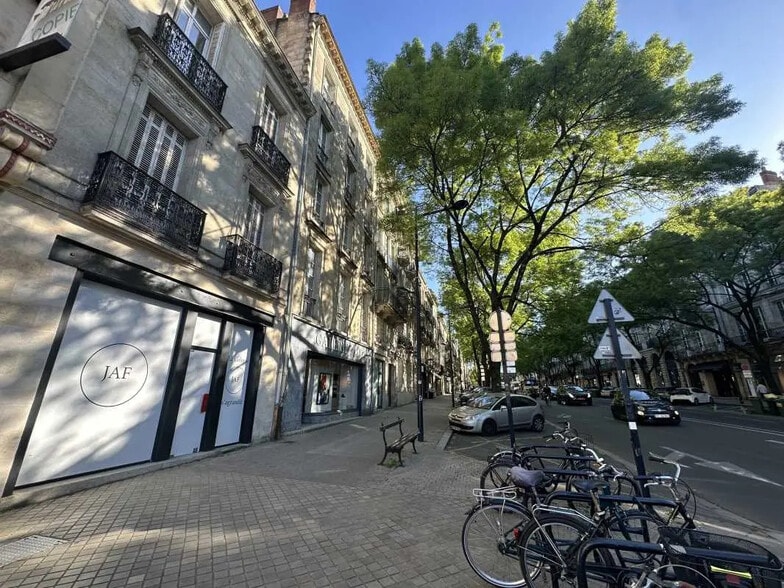 Retail in Bordeaux for lease - Building Photo - Image 1 of 3