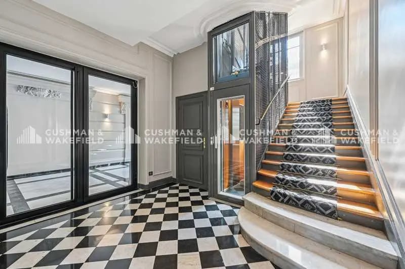 Office in Paris for lease - Lobby - Image 2 of 5