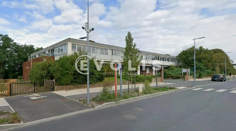 Office in Igny for lease - Building Photo - Image 1 of 9