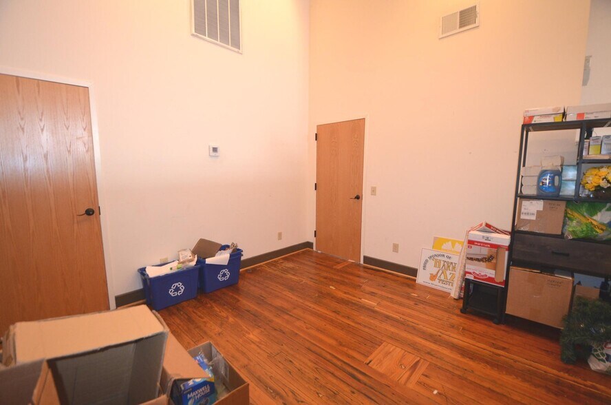 122 S Main St, Harrodsburg, KY for sale - Interior Photo - Image 3 of 10