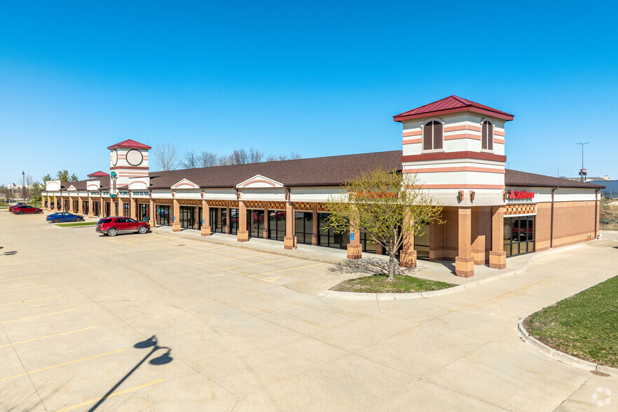 3881-3887 121st St, Urbandale, IA for sale - Building Photo - Image 1 of 6