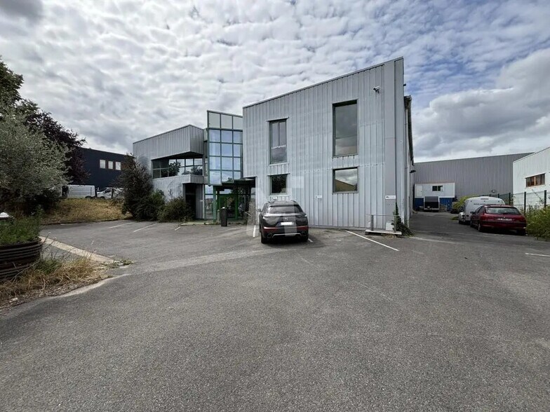 Office in Linas for lease - Building Photo - Image 1 of 9
