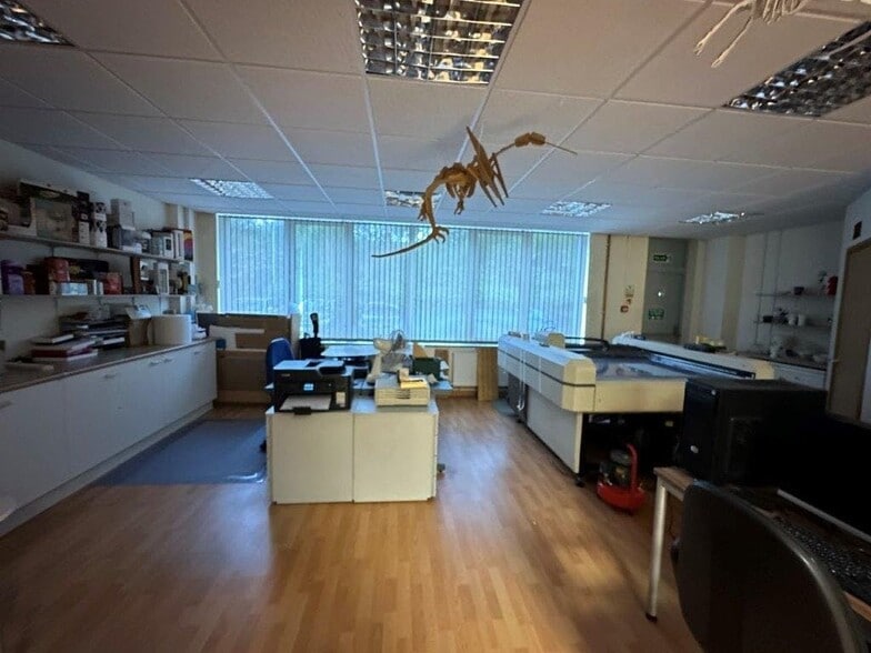 Hook Rise S, Surbiton for lease - Building Photo - Image 3 of 5