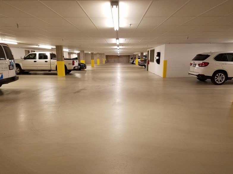 1907 E Wayzata Blvd, Wayzata, MN for lease - Interior Photo - Image 2 of 5