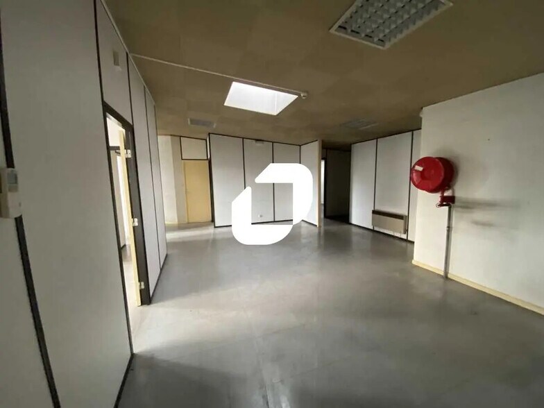 Office in Carbon-Blanc for lease - Interior Photo - Image 1 of 13