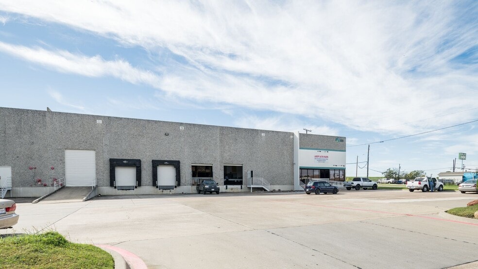 304-308 W Mockingbird Ln, Dallas, TX for lease - Building Photo - Image 1 of 3