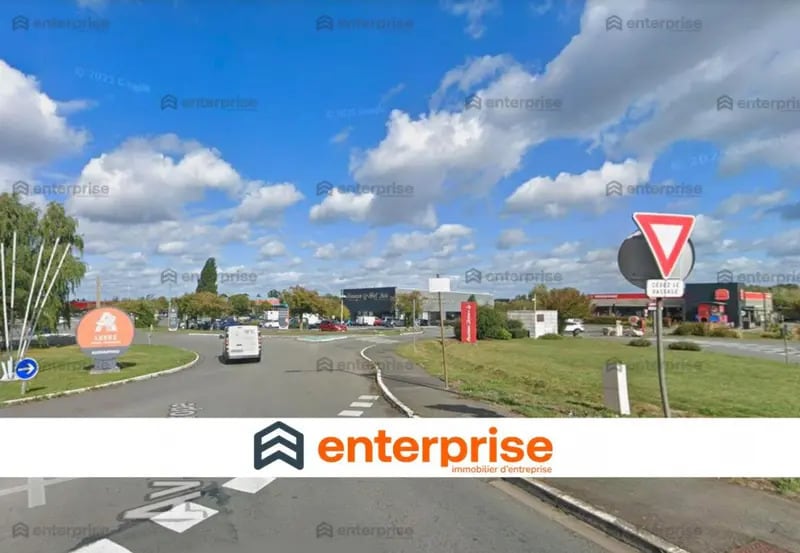 Location Commerce 1 000 m² - Photo 1