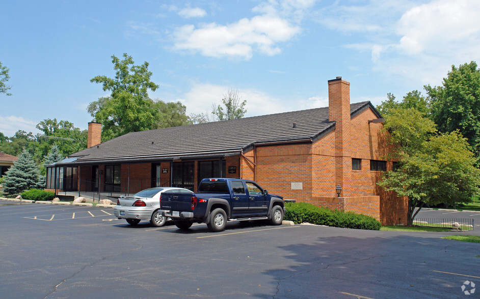 25 S Virginia St, Crystal Lake, IL for lease - Primary Photo - Image 2 of 5