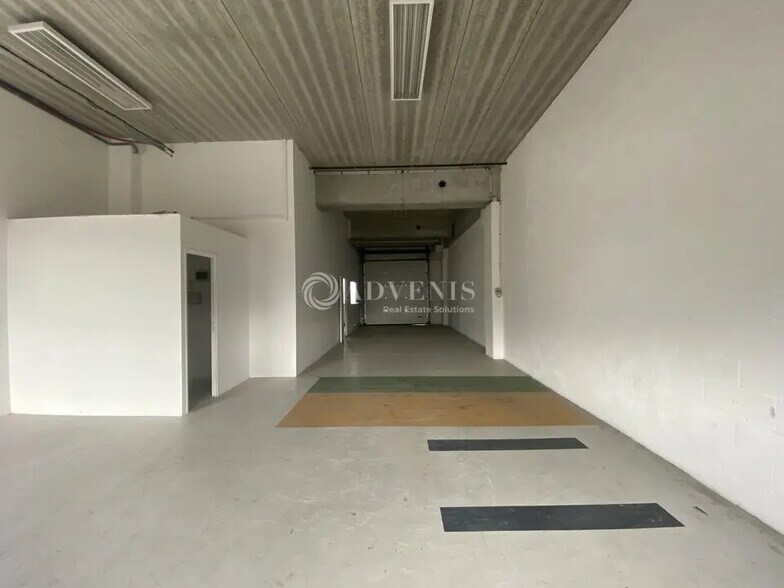 Flex in Saint-Denis for lease - Interior Photo - Image 2 of 12