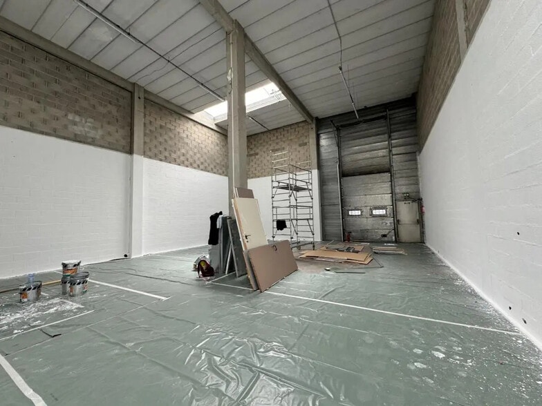 Flex in Émerainville for lease - Interior Photo - Image 1 of 15