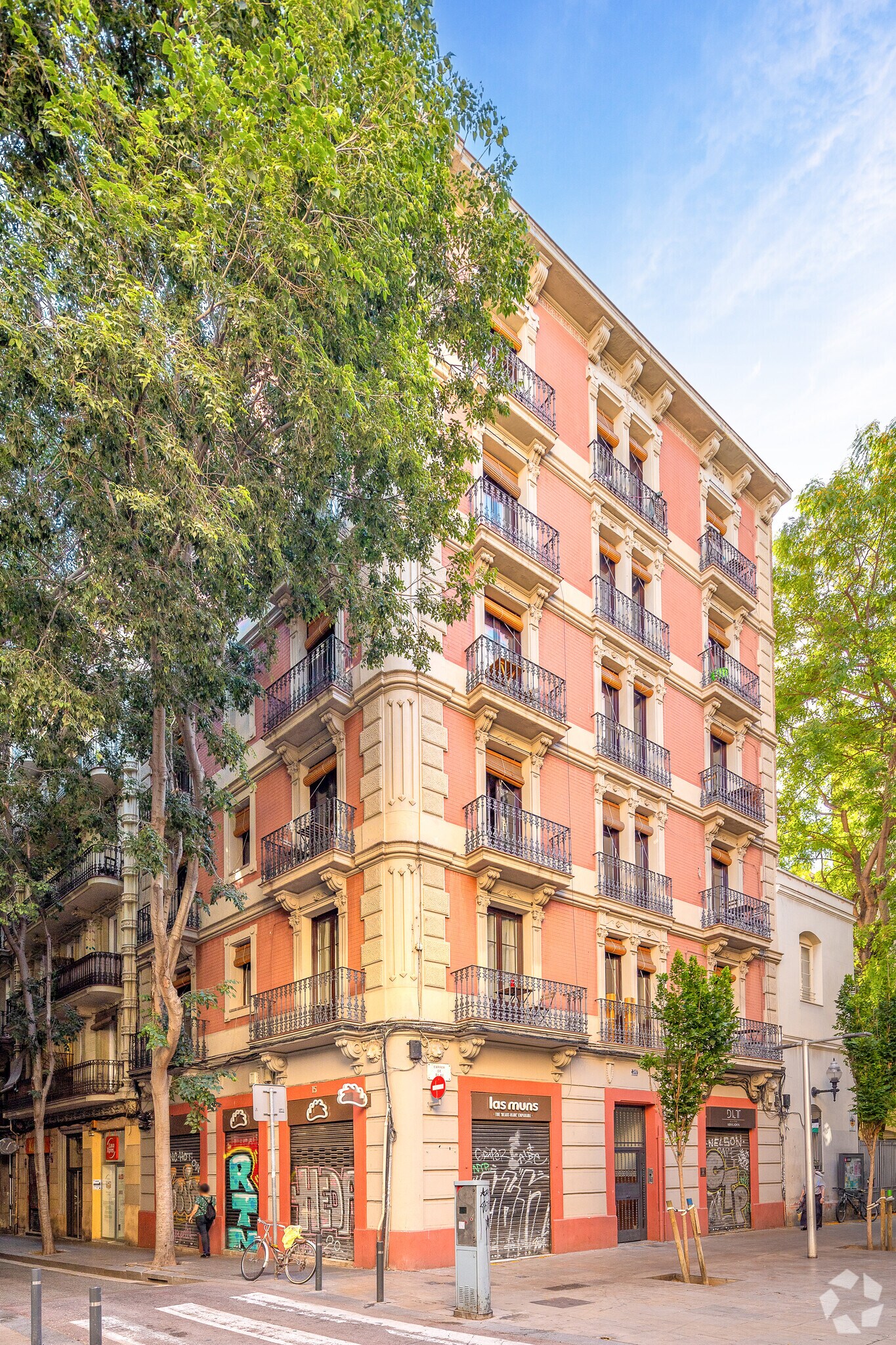 Retail in Barcelona, Barcelona for lease Primary Photo- Image 1 of 2