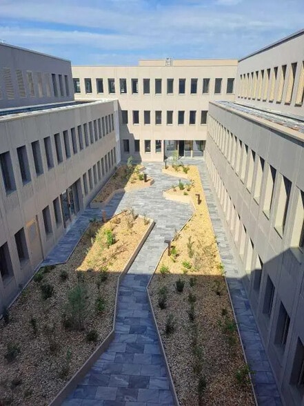 Office in Bron for lease - Building Photo - Image 2 of 21