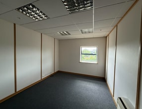 8 Downgate Dr, Sheffield for lease Interior Photo- Image 2 of 5